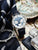 Herrenarmbanduhr mit blauem Zifferblatt, Mondphasenanzeige und schwarzem Lederband