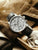 Zeppelin Chronograph mit schwarzem Lederarmband und silbernem Gehäuse; Drücker seitlich sichtbar