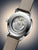Uhrgehäuse mit sichtbarem Automatikwerk einer Herrenarmbanduhr und braunem Lederband