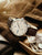 Herrenarmbanduhr mit beigem Zifferblatt, braunem Lederband und silbernen Chrono-Details