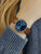 Damenuhr mit rundem Gehäuse, blauem Zifferblatt und braunem Lederarmband