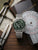 Herrenuhr mit grünem Chronographenzifferblatt und silbernem Metallmaschenband