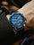 Herrenarmbanduhr mit blauem Zifferblatt, Chronograph-Subdials und blauem Lederband