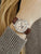 Damen-Armbanduhr mit braunem Lederarmband und silbernem Chronografen-Zifferblatt