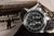 Herrenarmbanduhr mit schwarzem Lederband und schwarzem Zifferblatt im Vintage-Look