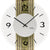 Nahaufnahme Wanduhr: weißes Ziffernblatt, schwarze Zeiger, Holzgehäuse mit goldenen Linien