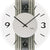 Nahaufnahme Wanduhr: graue Steinstruktur, weißes Zifferblatt und schwarze Zeiger