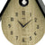 Wanduhr Zifferblatt im Nahbereich mit schwarzen Ziffern, Zeigern und zentralem AMS-Schriftzug