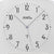 Cadran analogique d'horloge murale avec aiguilles et logo AMS, boîtier argenté.
