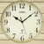 Detail: runde Funk-Wanduhr mit großen Zahlen, AMS-Schriftzug und Funksymbol