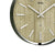 Nahaufnahme der AMS Funk-Wanduhr: gold-beiges Ziffernblatt, silberne Zeiger und Indizes