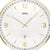Nahansicht der Wanduhr: weißes Ziffernblatt, goldene Stundenmarken, AMS-Logo