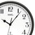 Nahansicht der AMS Funk-Wanduhr: dunkler Rand, schwarzes Zifferblatt, Mineralglas