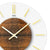 Detailansicht Wanduhr: braunes Holz-Zifferblatt, goldene Zeiger und Strichindizes