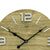 Gros plan d'une horloge murale : cadran aspect bois avec chiffres métalliques, aiguilles anthracite