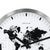 Gros plan d'une horloge murale : cadre argenté, cadran blanc avec carte du monde noire