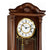 Wanduhr-Zifferblatt mit römischen Ziffern, goldfarbener Umrandung und sichtbarer Mechanik