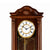 Horloge murale marron en bois en gros plan avec chiffres romains et zone de pendule dorée