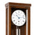 Wanduhr mit rundem weißem Ziffernblatt im Nussbaumgehäuse und Pendel