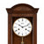 Horloge murale en bois avec grand cadran, chiffres romains et tige de pendule dorée
