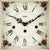 Gros plan du cadran d'une horloge de table avec des chiffres romains et des ornements floraux