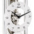 Gros plan d'une horloge de table squelette en aluminium avec cadran blanc et engrenages visibles