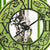 Gros plan : horloge de table Hermle avec cadran vert, chiffres romains et mouvement apparent