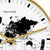 Vue détaillée de l'horloge de table : bordure en laiton, carte du monde sur cadran blanc, aiguilles dorées