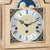 Cadran de montre d'horloge en bois avec fenêtre de phase lunaire, index des heures romaines et aiguilles noires