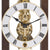 Vue de près : horloge de table avec mouvement d'horlogerie en laiton apparent, chiffres romains et aiguilles rondes