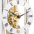 Mécanisme d'horloge de table avec engrenages dorés et chiffres romains sur cadran blanc