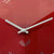 Horloge murale rouge en acrylique avec aiguilles blanches et inscription Hermle