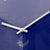 Horloge murale avec cadran 3D bleu, aiguilles blanches et logo Hermle