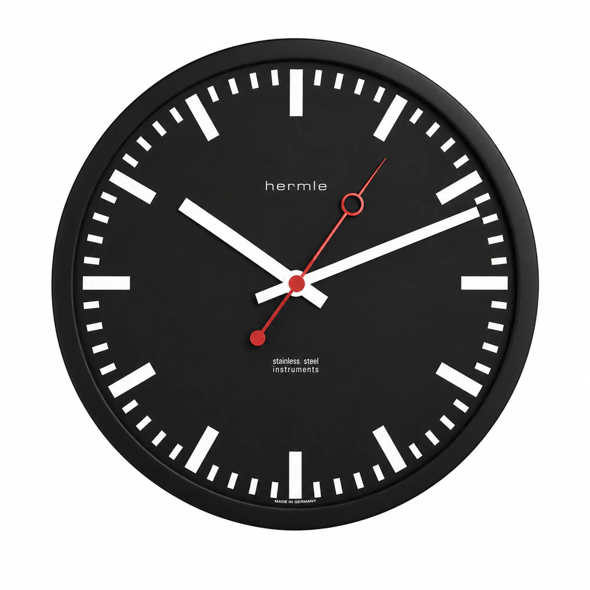 Wanduhr: schwarzes Zifferblatt, rote Zeiger, weiße Strichmarken, runder schwarzer Rahmen.