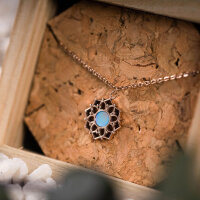 Composition collier avec pendentif en nacre bleue -...