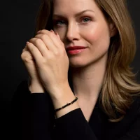 Bracelet en pierres précieuses noires et dorées avec fermoir en acier inoxydable - Modèle Rebel&Rose: RR-40043-G-S