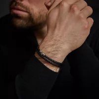 Armband aus zwei 5mm dicken, schwarzen Lederschnüren...