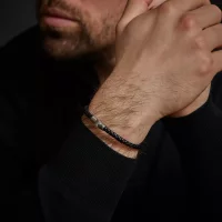 Armband aus einer 5mm dicken, schwarzen Lederschnur mit...