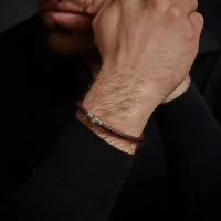 Armband aus einer 5mm dicken, dunkelbraunen Lederschnur...