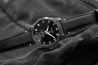 Montre homme noire avec bracelet en cuir - Modèle...