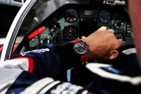 Montre homme noire avec bracelet en silicone rouge - Modèle Vostok Europe VK68-592C775.